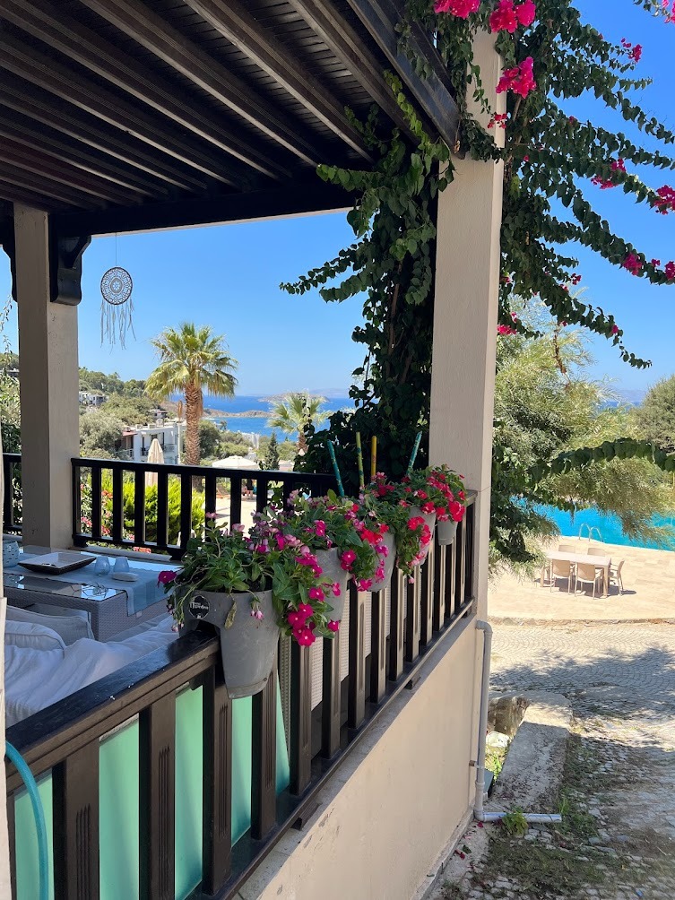 Apartamento dúplex de 3+1 con vistas al mar y a la piscina en el complejo Babil Gardens