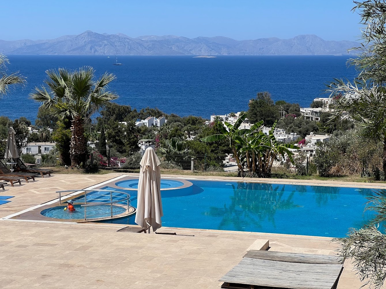 Apartamento dúplex de 3+1 con vistas al mar y a la piscina en el complejo Babil Gardens