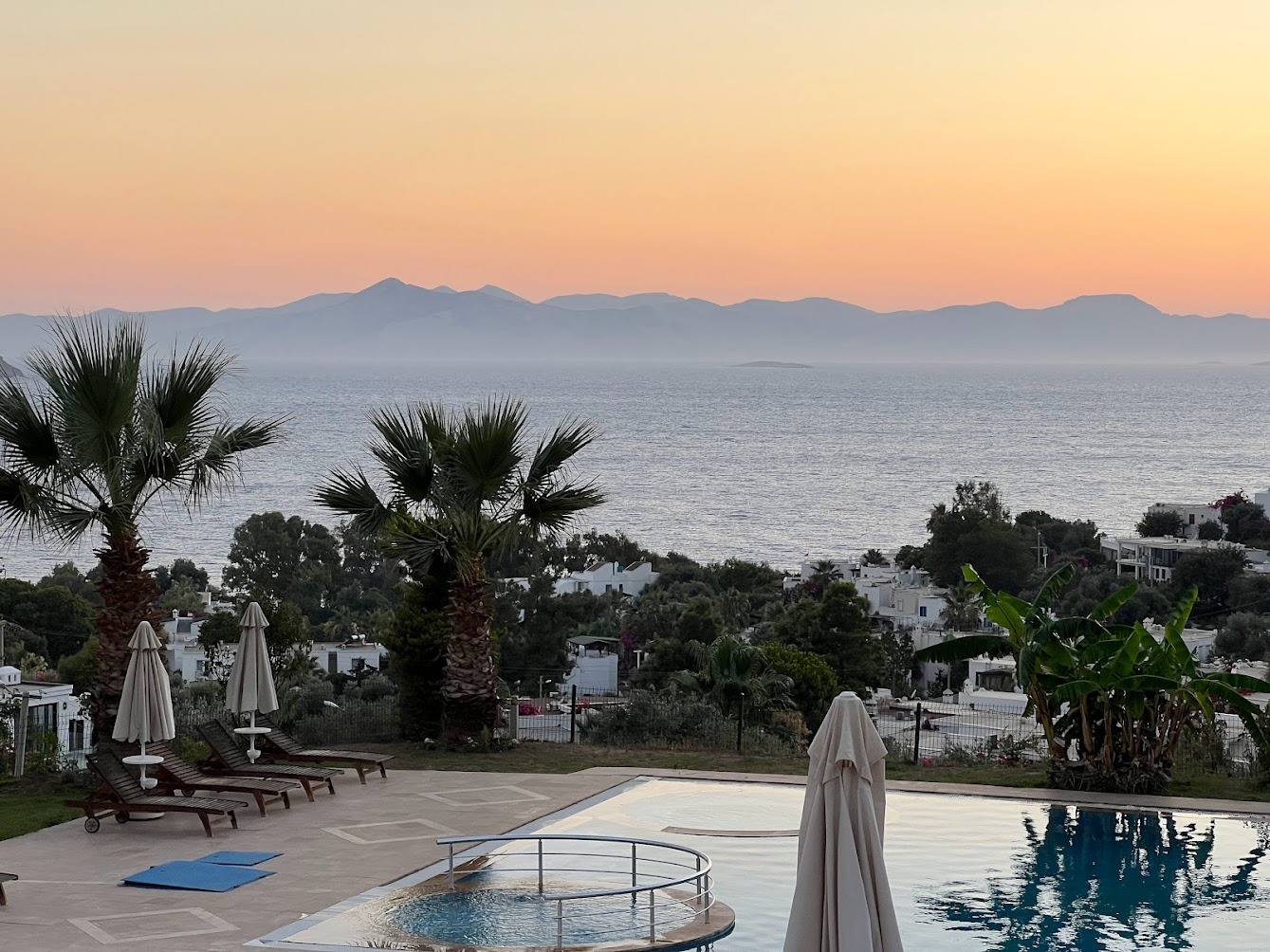 Apartamento dúplex de 3+1 con vistas al mar y a la piscina en el complejo Babil Gardens