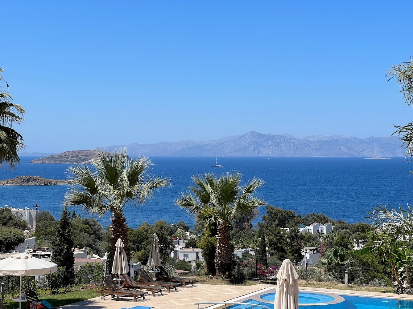Apartamento dúplex de 3+1 con vistas al mar y a la piscina en el complejo Babil Gardens