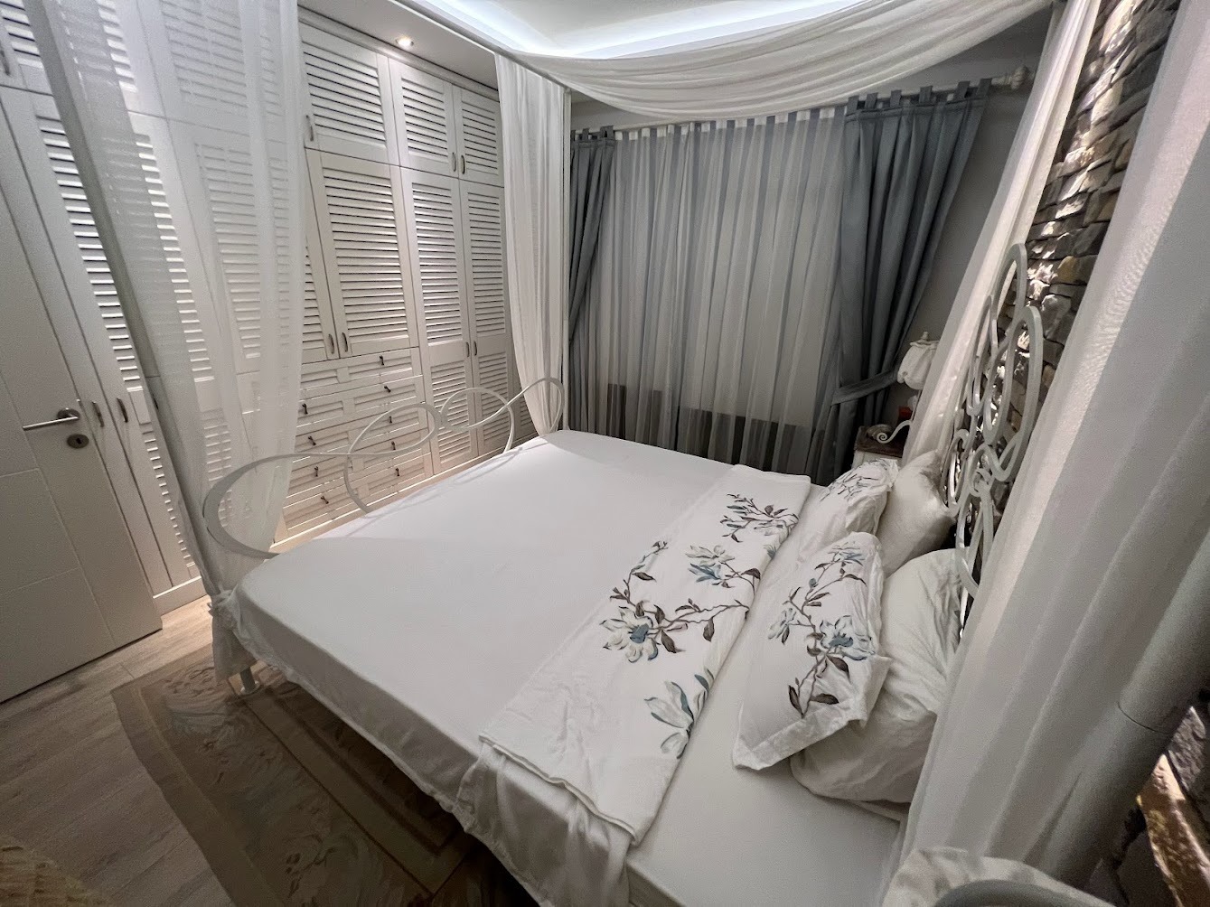 Apartamento dúplex de 3+1 con vistas al mar y a la piscina en el complejo Babil Gardens