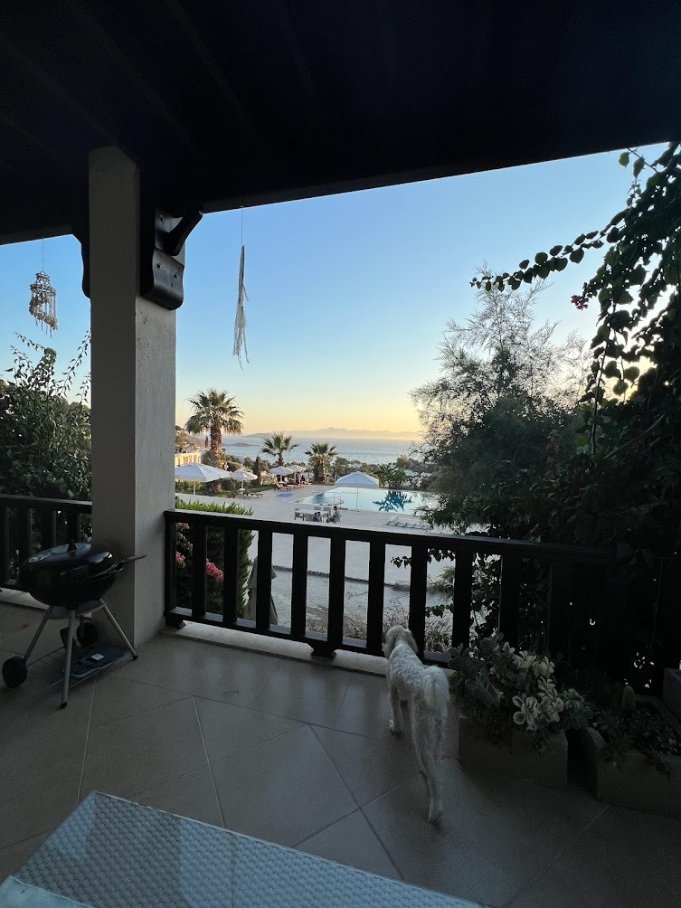 Apartamento dúplex de 3+1 con vistas al mar y a la piscina en el complejo Babil Gardens