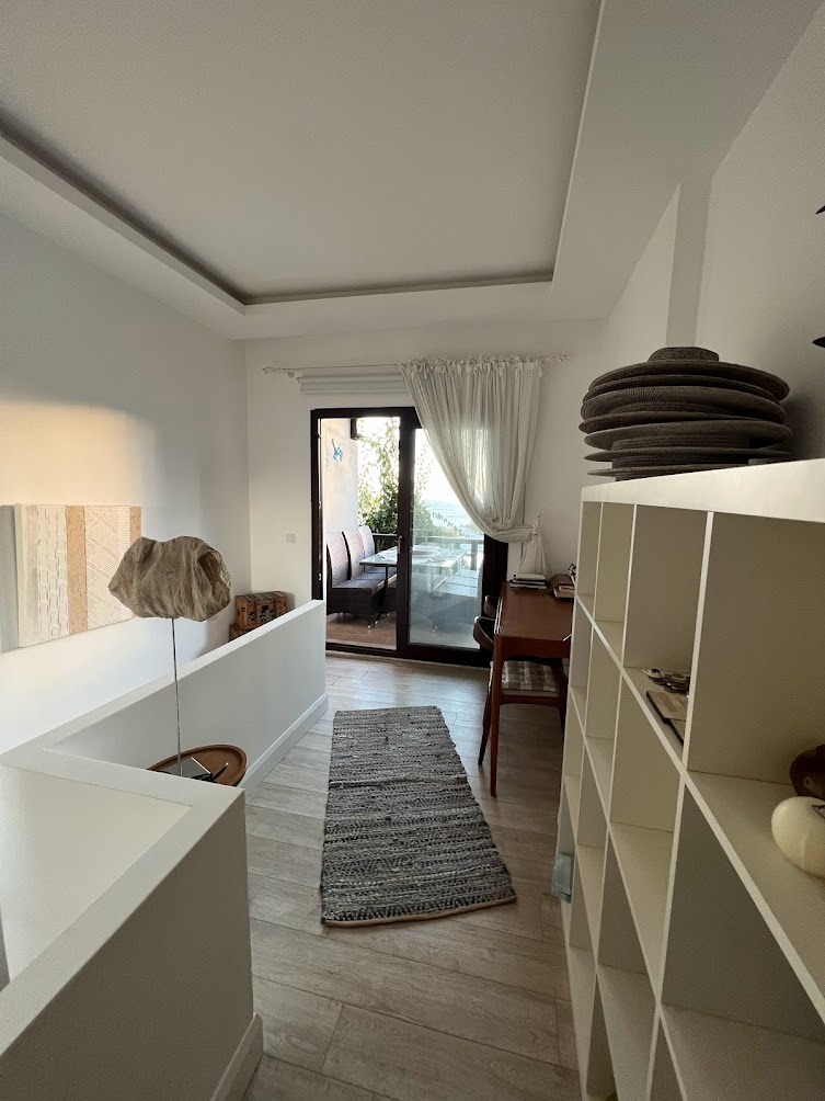 Apartamento dúplex de 3+1 con vistas al mar y a la piscina en el complejo Babil Gardens