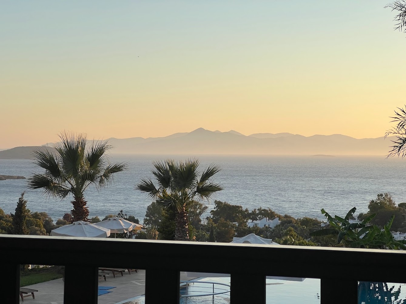 Apartamento dúplex de 3+1 con vistas al mar y a la piscina en el complejo Babil Gardens