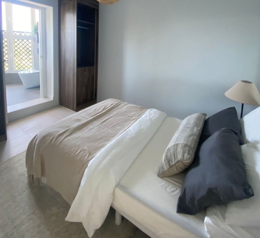 3 yatak odası ve  3 banyosu ile, Nueva Andalucía'da çatı katı dubleks daire sizi bekliyor.