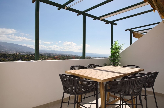 3 yatak odası ve  3 banyosu ile, Nueva Andalucía'da çatı katı dubleks daire sizi bekliyor.