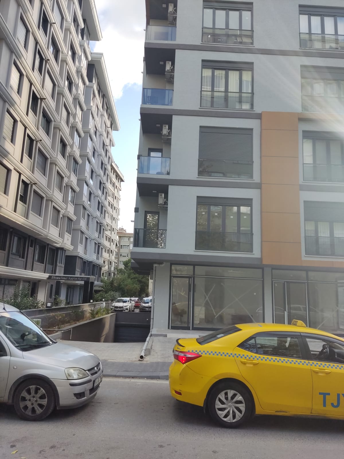 2+1 Apartment for Sale in Erenköy, Istanbul, Eligible for Citizenship, 1 Minute to the Marmara Sea, Excellent Location,