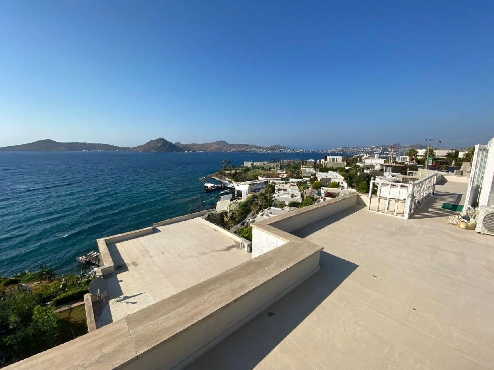 Seafront Apartment with Panoramic Sea and Islands View, Private Beach Access, and Located in a Secure Complex