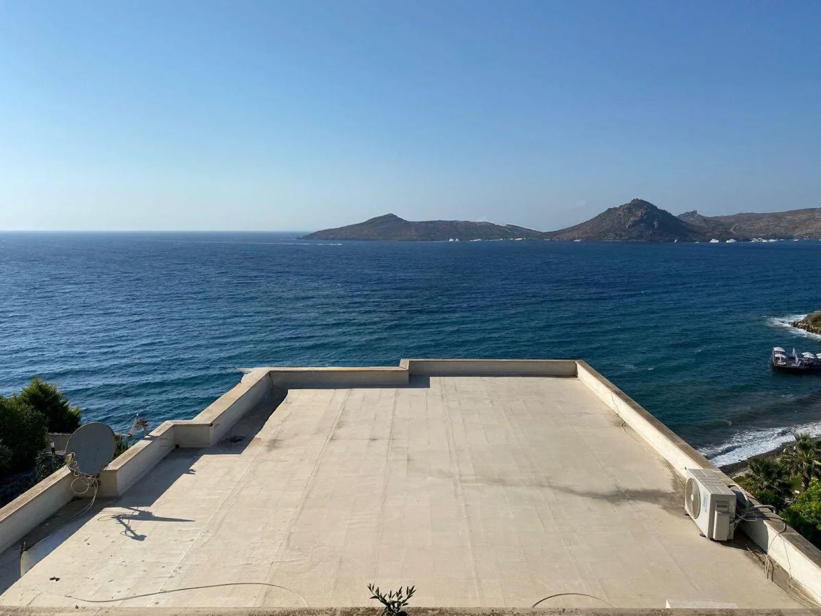 Seafront Apartment with Panoramic Sea and Islands View, Private Beach Access, and Located in a Secure Complex