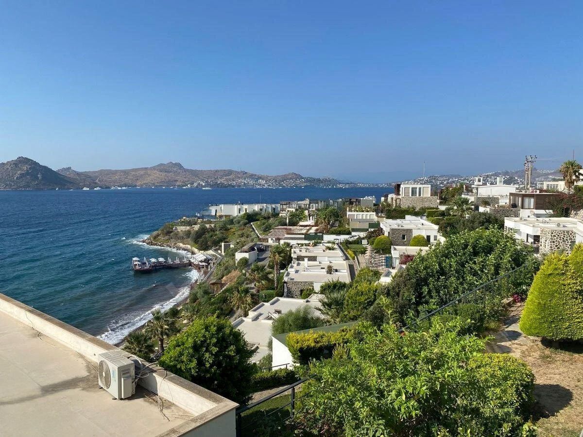 Seafront Apartment with Panoramic Sea and Islands View, Private Beach Access, and Located in a Secure Complex