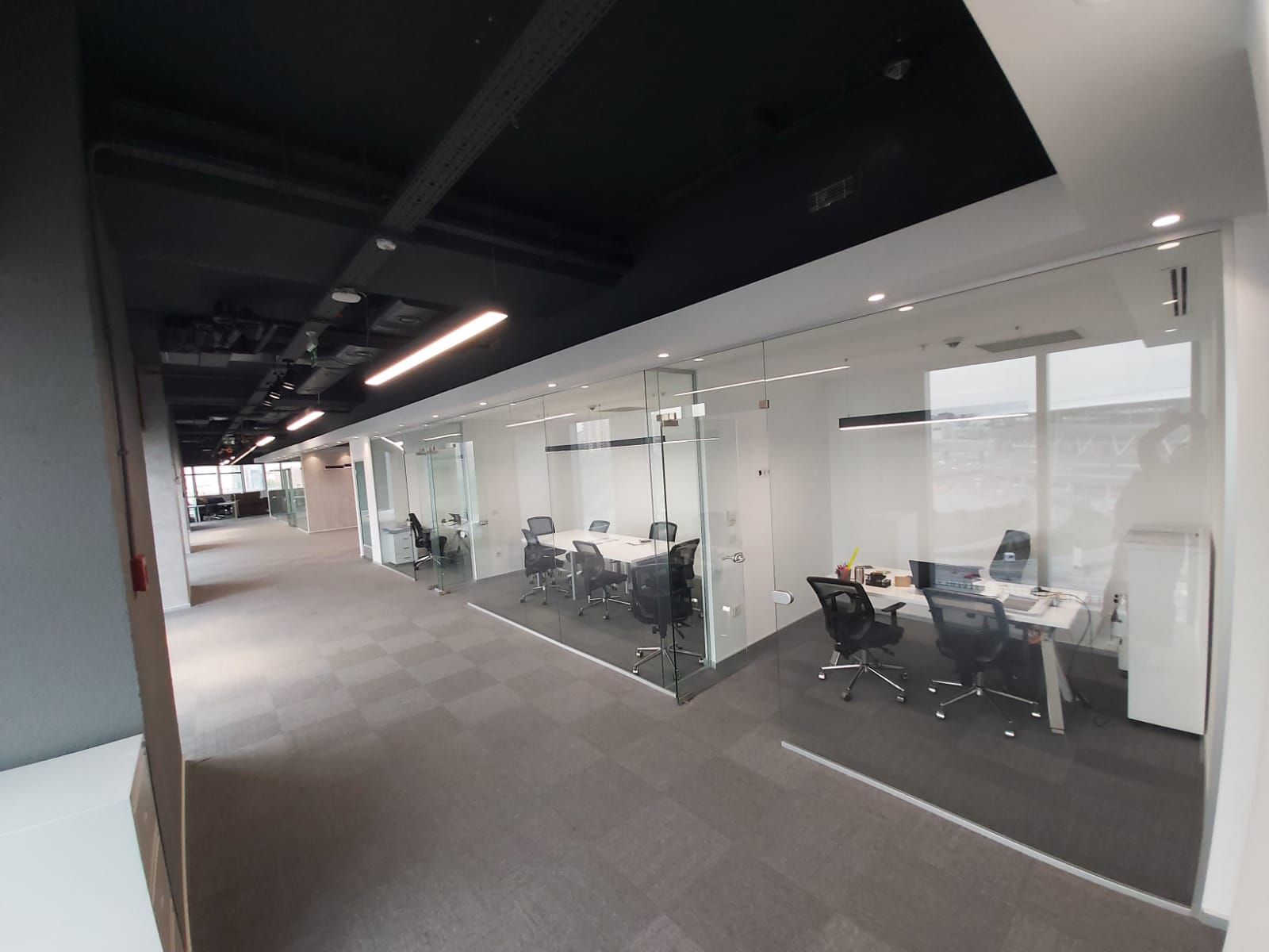 مكتب مفروش جاهز بمساحة 450 متر مربع في سكايلاند