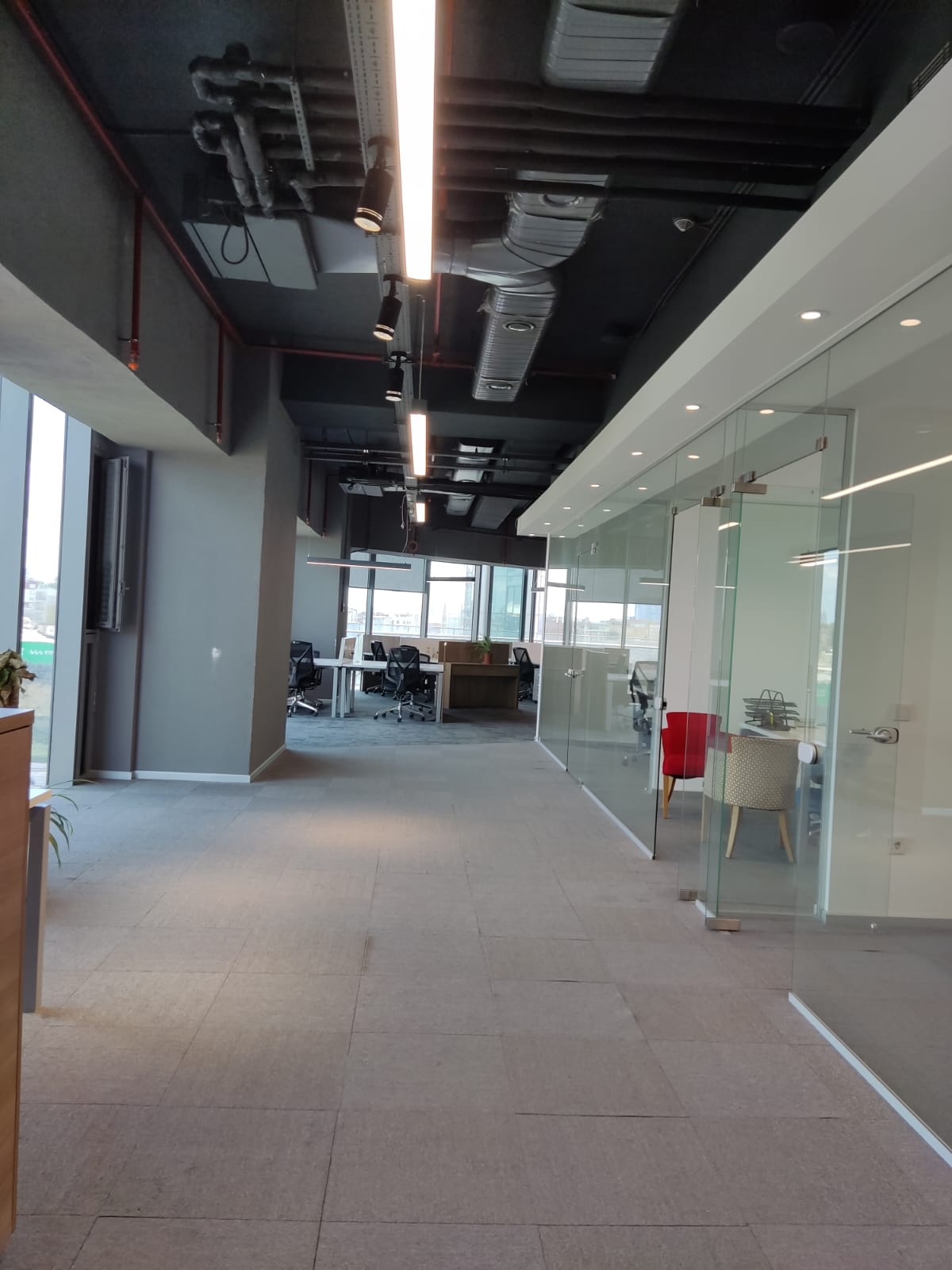 دفتر مبله با مساحت ۴۰۰ متر مربع در اسکایلند