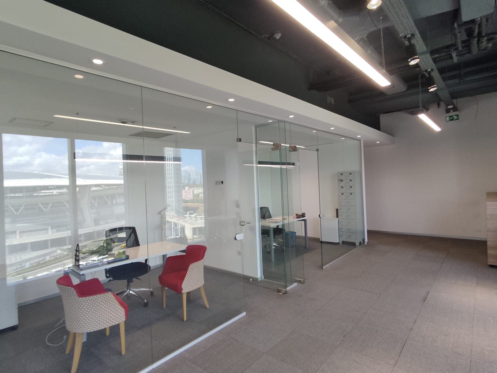 دفتر مبله با مساحت ۴۰۰ متر مربع در اسکایلند