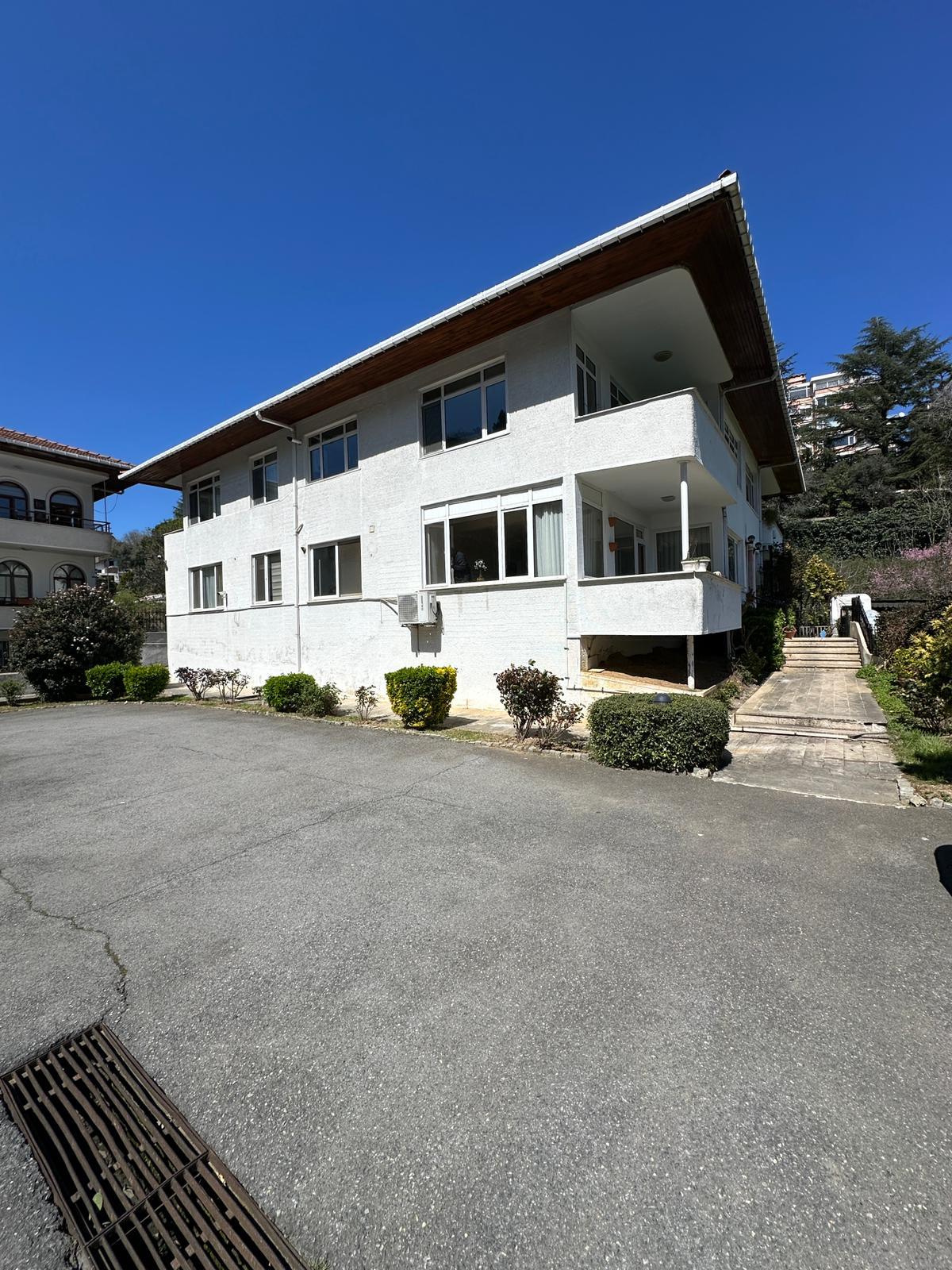 Yeniköy Apartment for Sale - Bosphorus View, 300 m² Land Share, with Pool and Garden 3+1 - Suitable for Citizenship