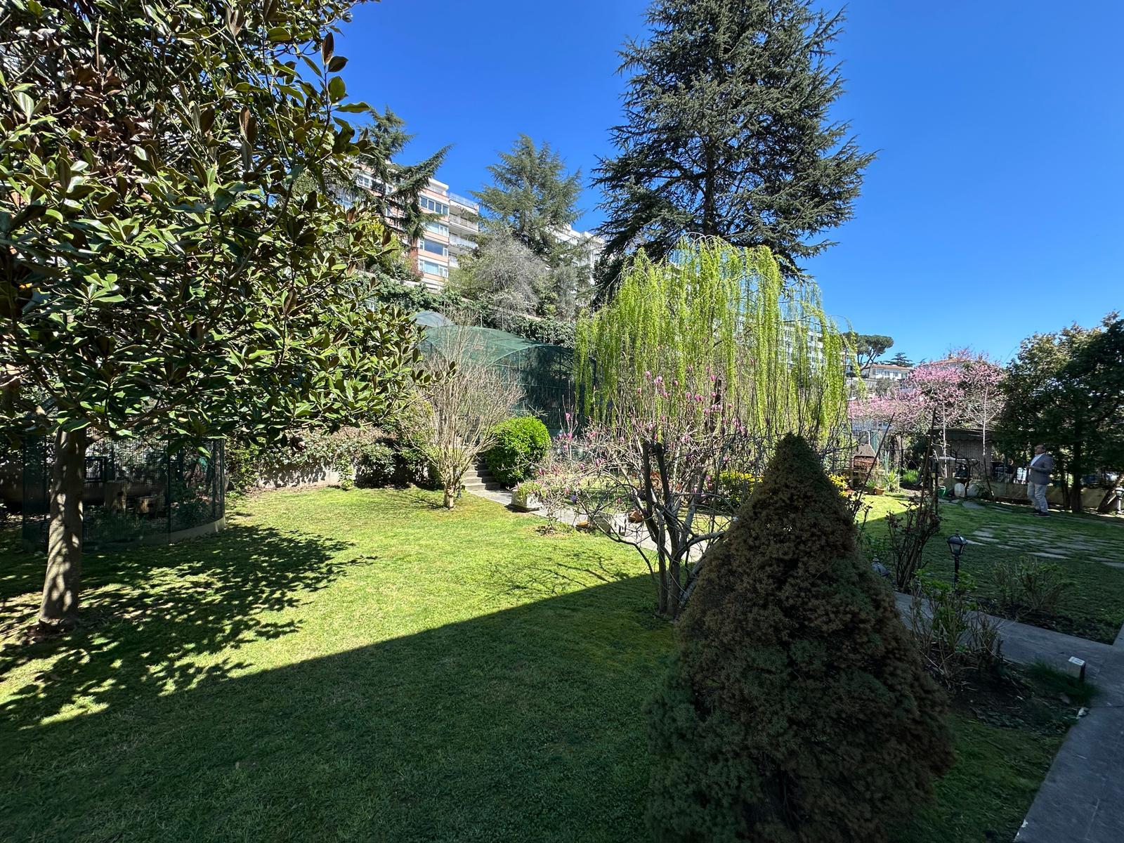 Yeniköy Apartment for Sale - Bosphorus View, 300 m² Land Share, with Pool and Garden 3+1 - Suitable for Citizenship