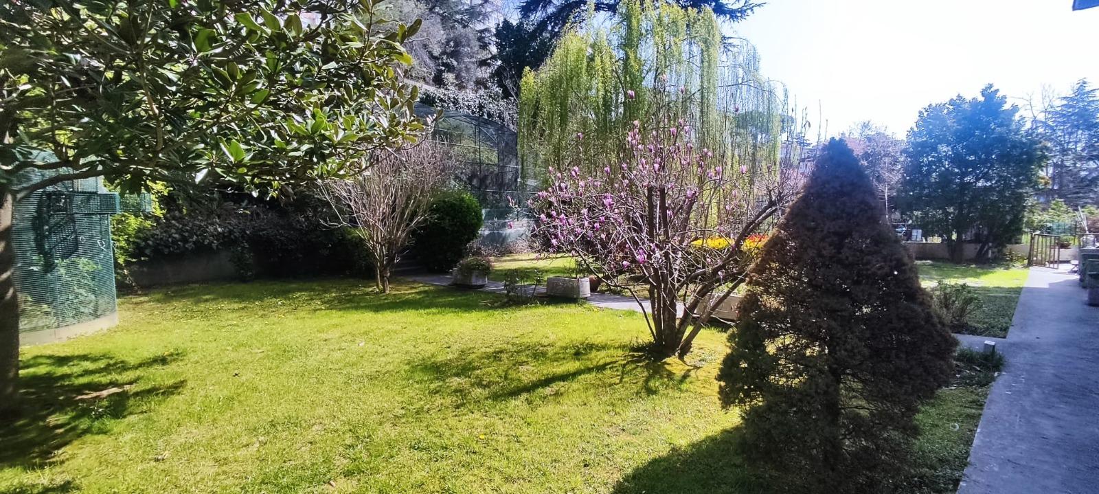Yeniköy Apartment for Sale - Bosphorus View, 300 m² Land Share, with Pool and Garden 3+1 - Suitable for Citizenship