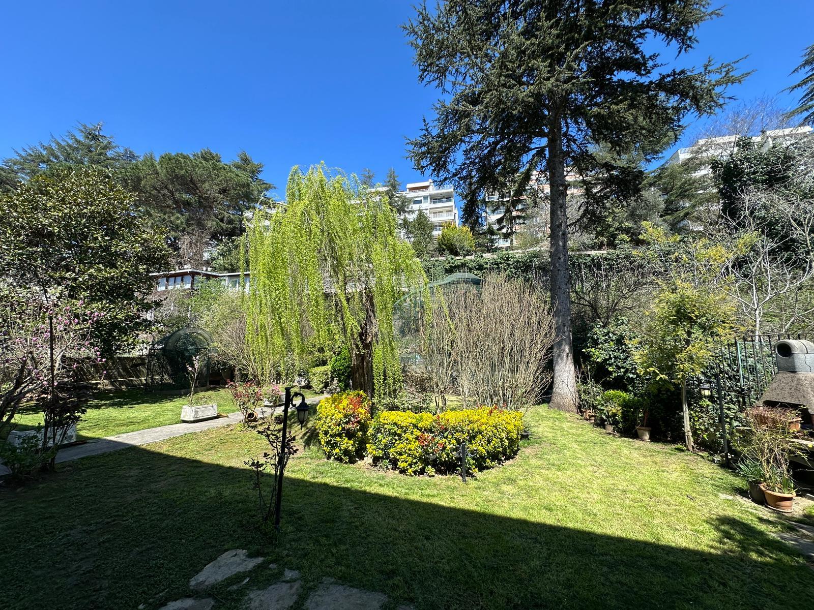 Yeniköy Apartment for Sale - Bosphorus View, 300 m² Land Share, with Pool and Garden 3+1 - Suitable for Citizenship
