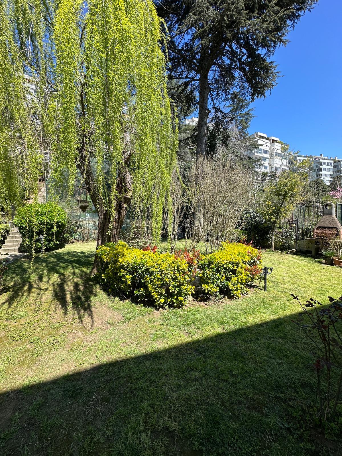 Yeniköy Apartment for Sale - Bosphorus View, 300 m² Land Share, with Pool and Garden 3+1 - Suitable for Citizenship